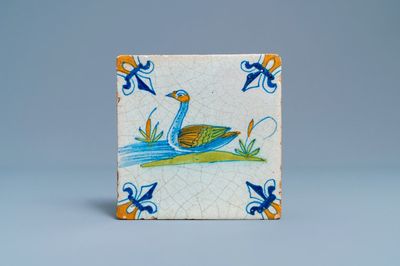 Un carreau en faïence de Delft polychrome à décor d'un cygne, début du 17ème