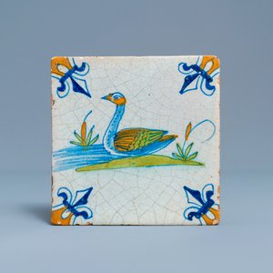 Un carreau en faïence de Delft polychrome à décor d'un cygne, début du 17ème — photo 1