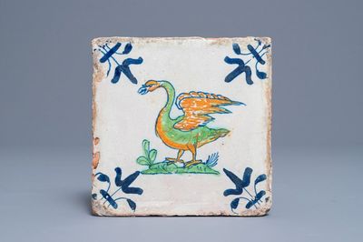 Un carreau en faïence de Delft polychrome à décor d'un cygne, début du 17ème