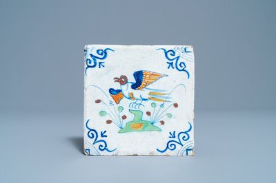 Un carreau en faïence de Delft polychrome à décor d'un oiseau, 17ème