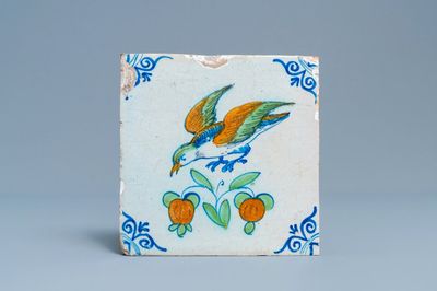 Un carreau en faïence de Delft polychrome à décor d'un oiseau en vol, 17ème