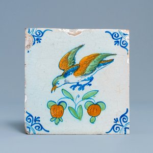 Un carreau en faïence de Delft polychrome à décor d'un oiseau en vol, 17ème — photo 1