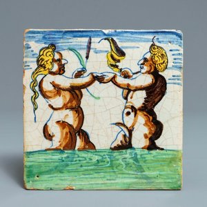 Un carreau en faïence de Delft polychrome à décor d'un Triton et d'une sirène, Rotterdam, 1er quart du 17ème — photo 1