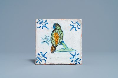 Un carreau en faïence polychrome de Delft à décor d'un perroquet, 17ème