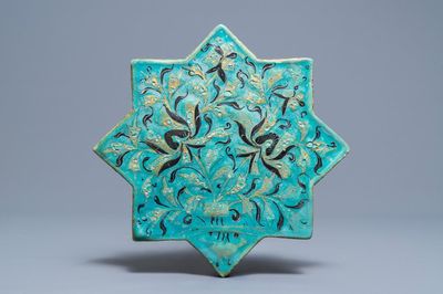 Un carreau en forme d'étoile de type Lajvardina à fond turquoise, Kashan, Iran, 13ème