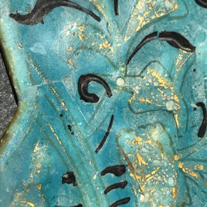 Un carreau en forme d'étoile de type Lajvardina à fond turquoise, Kashan, Iran, 13ème — photo 3