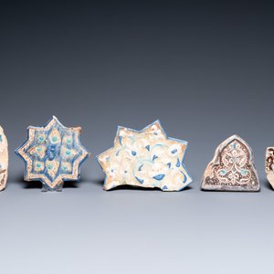 Un carreau en forme d'étoile en céramique de Kashan et quatre fragments aux reflets métalliques, Iran, 13/16ème — photo 2