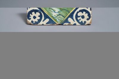 Un carreau en majolique polychrome de type Delft à décor d'un lion, 16/17ème