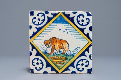 Un carreau en majolique polychrome de type Delft à décor d'un ourse, 16/17ème