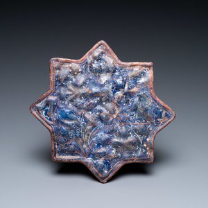 Un carreau ilkhanide moulé en forme d'étoile à fond bleu, Iran, 13/14ème — photo 1