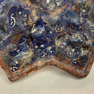 Un carreau ilkhanide moulé en forme d'étoile à fond bleu, Iran, 13/14ème — photo 3