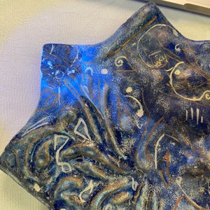 Un carreau ilkhanide moulé en forme d'étoile à fond bleu, Iran, 13/14ème — photo 3