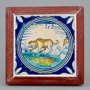 Un carreau médaillon au décor d'un chien, vers 1600, Pays-Bas du Sud — photo 1
