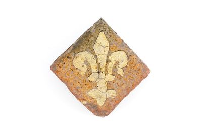 Un carreau médiéval au décor de Fleur-de-Lys, probablement franco-flamand, 14ème