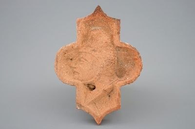 Un carreau médiéval au décor en relief, Billon, Auvergne, 14/15ème