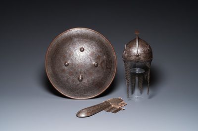 Un casque (khula khud), un bouclier (dhal) et une armure de bras (dastana) en cuivre étamé, art qadjar, la Perse, 19ème