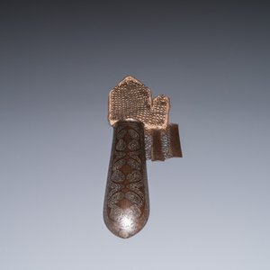 Un casque (khula khud), un bouclier (dhal) et une armure de bras (dastana) en cuivre étamé, art qadjar, la Perse, 19ème — photo 14