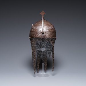 Un casque (khula khud), un bouclier (dhal) et une armure de bras (dastana) en cuivre étamé, art qadjar, la Perse, 19ème — photo 8
