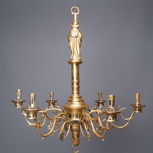 Un chandelier à six bras en cuivre orné de Saint Jacques, Flandres ou Allemagne, 15/16ème — photo 3
