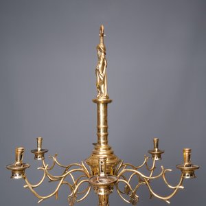 Un chandelier à six bras en cuivre orné de Saint Jacques, Flandres ou Allemagne, 15/16ème — photo 4
