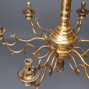 Un chandelier à six bras en cuivre orné de Saint Jacques, Flandres ou Allemagne, 15/16ème — photo 9