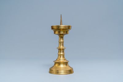 Un chandelier en bronze, Flandres, 15/16ème