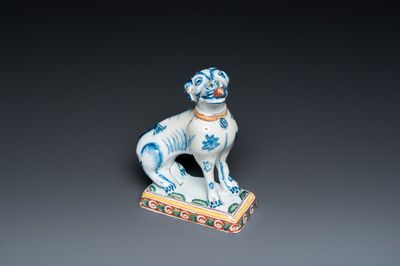 Un chien assis sur son base en faïence polychrome de Delft, 18ème