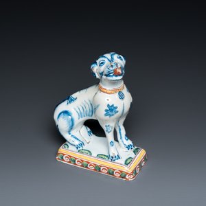Un chien assis sur son base en faïence polychrome de Delft, 18ème — photo 1