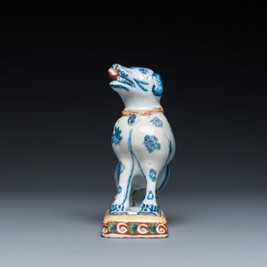 Un chien assis sur son base en faïence polychrome de Delft, 18ème — photo 3