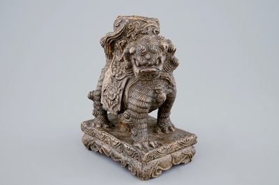 Un chien de foo sculpté en marbre ou pierre dure, prob. fin de la Ming