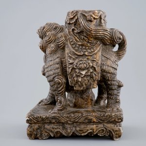 Un chien de foo sculpté en marbre ou pierre dure, prob. fin de la Ming — photo 4