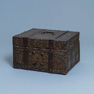 Un coffre en bois, cuivre et fer forgé, Allemagne, 17/18ème — photo 1