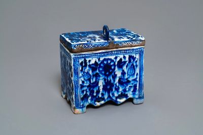 Un coffre-fort en céramique persane en bleu et blanc, art qajar, Iran, 18/19ème