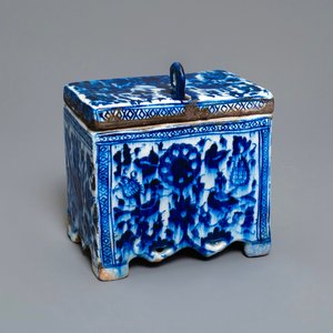 Un coffre-fort en céramique persane en bleu et blanc, art qajar, Iran, 18/19ème — photo 1