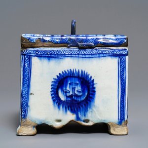 Un coffre-fort en céramique persane en bleu et blanc, art qajar, Iran, 18/19ème — photo 3