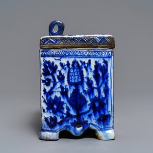 Un coffre-fort en céramique persane en bleu et blanc, art qajar, Iran, 18/19ème — photo 4