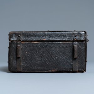 Un coffret de voyage en bois recouvert de cuir ciselé à décor de rinceaux, France, 15ème — photo 2