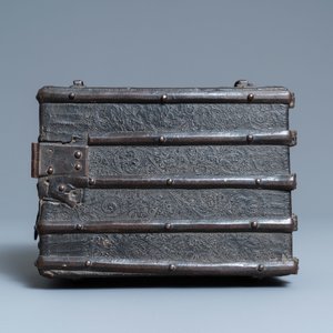 Un coffret de voyage en bois recouvert de cuir ciselé à décor de rinceaux, France, 15ème — photo 6