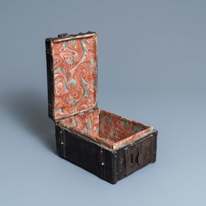 Un coffret de voyage en bois recouvert de cuir ciselé à décor de rinceaux, France, 15ème — photo 8