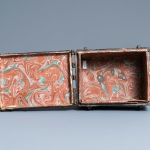 Un coffret de voyage en bois recouvert de cuir ciselé à décor de rinceaux, France, 15ème — photo 9