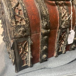 Un coffret en fer forgé en partie peint en rouge, France, 15ème — photo 20