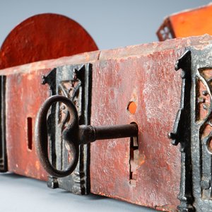 Un coffret en fer forgé en partie peint en rouge, France, 15ème — photo 10