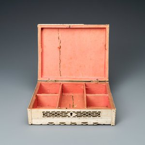 Un coffret en os gravé et ajouré à décor d’une scène de chasse, Arkhangelsk, Kholmogory, Russie, 18ème — photo 3
