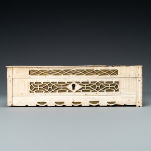 Un coffret en os gravé et ajouré à décor d’une scène de chasse, Arkhangelsk, Kholmogory, Russie, 18ème — photo 6