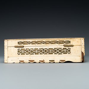 Un coffret en os gravé et ajouré à décor d’une scène de chasse, Arkhangelsk, Kholmogory, Russie, 18ème — photo 8