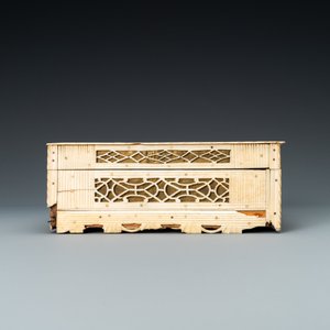 Un coffret en os gravé et ajouré à décor d’une scène de chasse, Arkhangelsk, Kholmogory, Russie, 18ème — photo 9