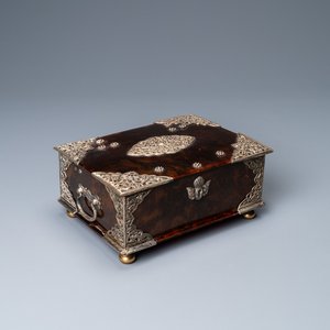 Un coffret sirih en écaille de tortue monté en argent, travail colonial pour les Pays-Bas, vers 1700 — photo 1