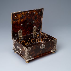 Un coffret sirih en écaille de tortue monté en argent, travail colonial pour les Pays-Bas, vers 1700 — photo 2