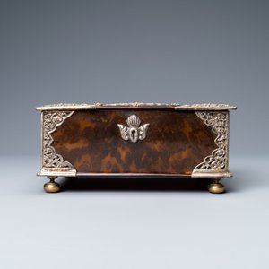 Un coffret sirih en écaille de tortue monté en argent, travail colonial pour les Pays-Bas, vers 1700 — photo 5