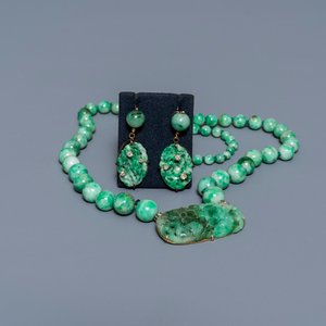 Un collier et une paire de boucles en jade, or et pierres précieuses, Chine, 20ème — photo 1